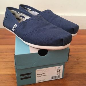 Toms Classic navy blue canvas flats, size 8.5 *New in box*
